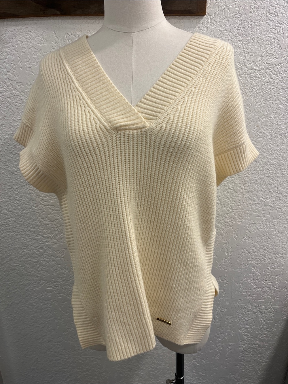 Marc New York Women's Cream Knot V‑Neck Sweater Vest